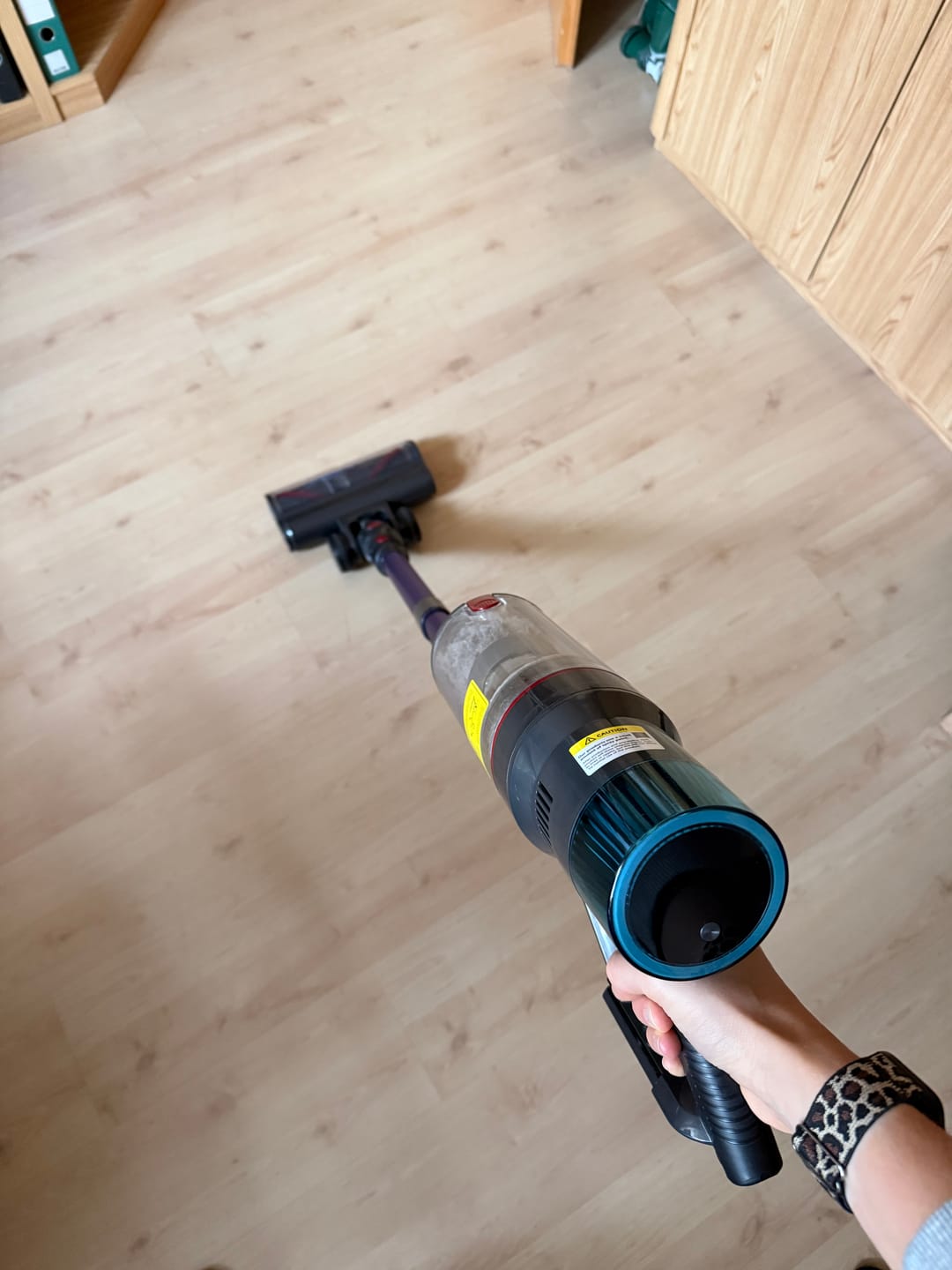 Customer photo review of Ultra-starker Akku-Staubsauger mit automatischer Stauberkennung / Bis zu 60 Minuten Laufzeit / Beutelloser Staubsauger für Teppiche, Hartböden & Tierhaare