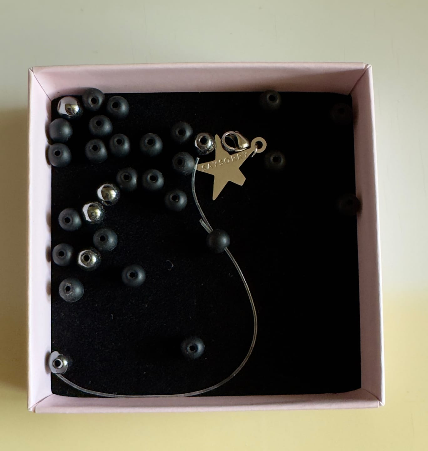 Customer photo review of »Meine Schatten« Blockadenlöser-Armband aus Hämatit und Onyx inkl. abgebrochenem Stern