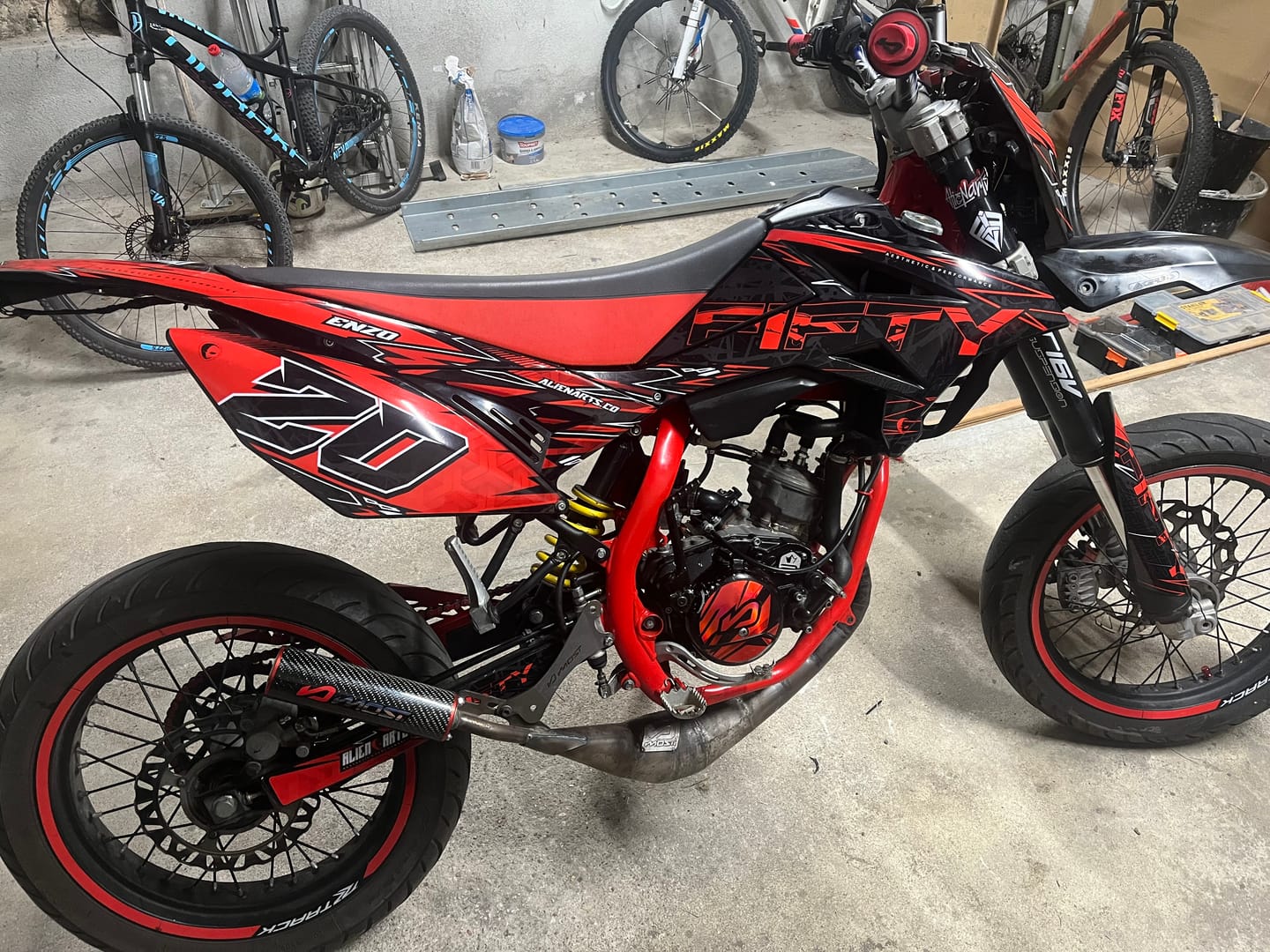 Customer photo review of KIT DECO FIFTY X ALIENARTS ROUGE PERSONNALISABLE