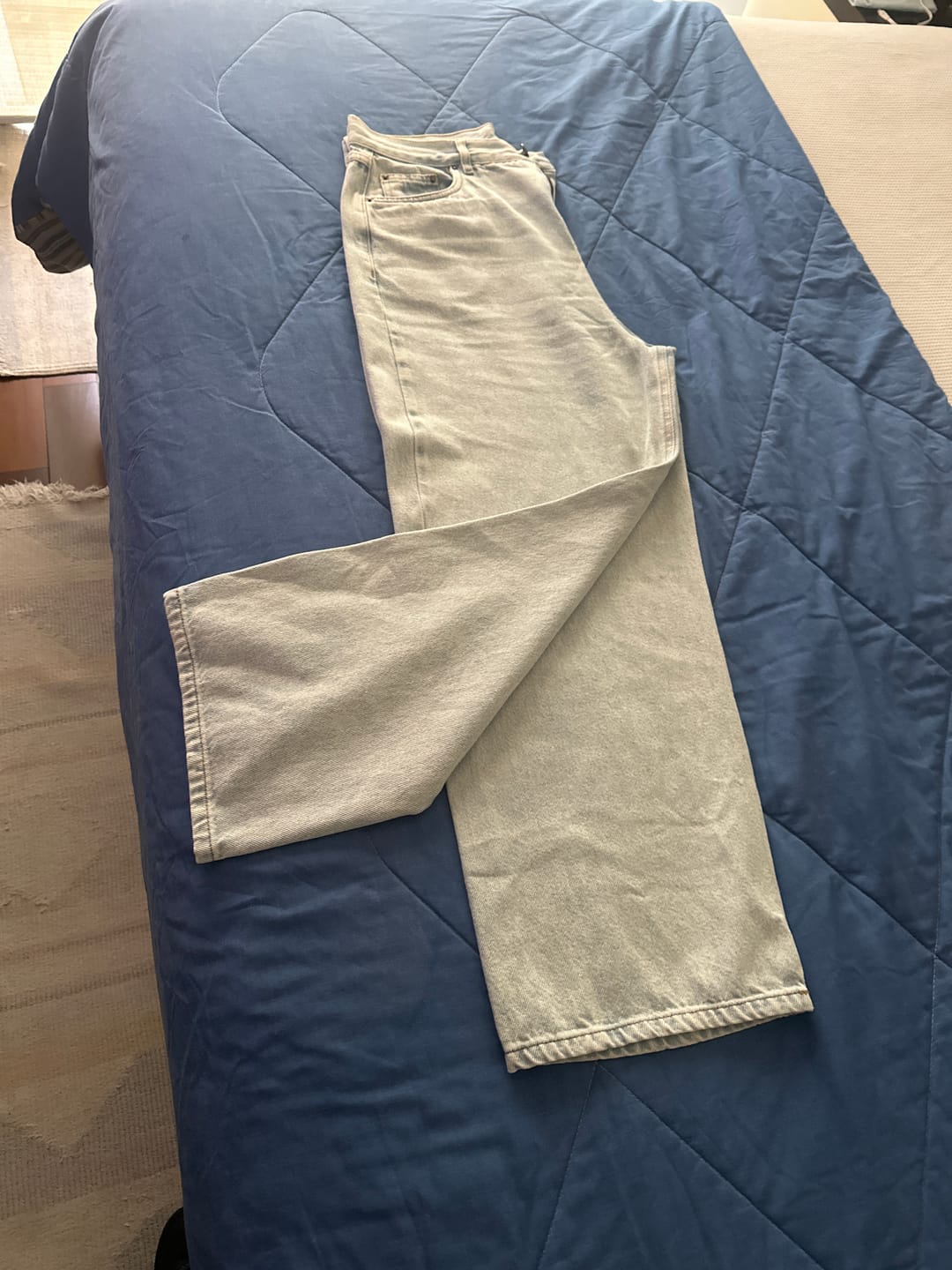 Customer photo review of Calça Jeans Reta Araçá Azul Claro