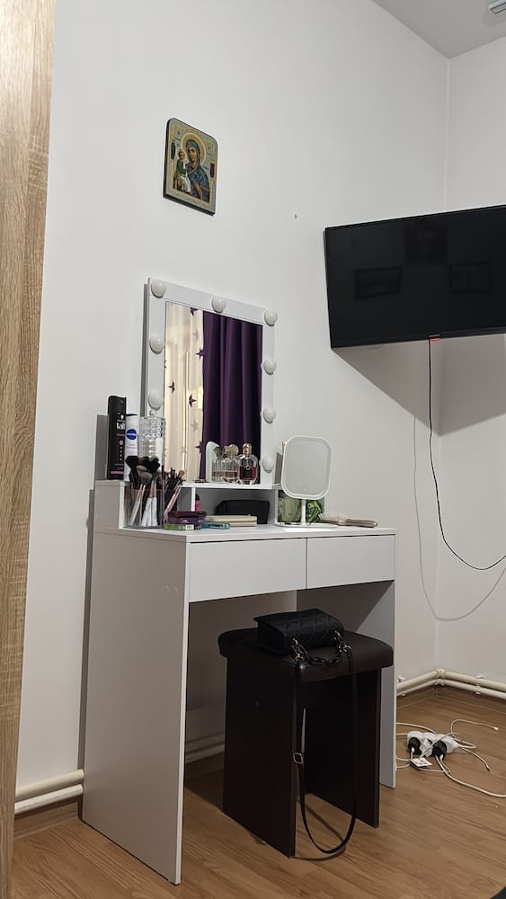 Customer photo review of VASAGLE Masa de toaleta cu oglinda si becuri, cu 2 sertare si 3 compartimente deschise, 40x80x145cm, modern, alb