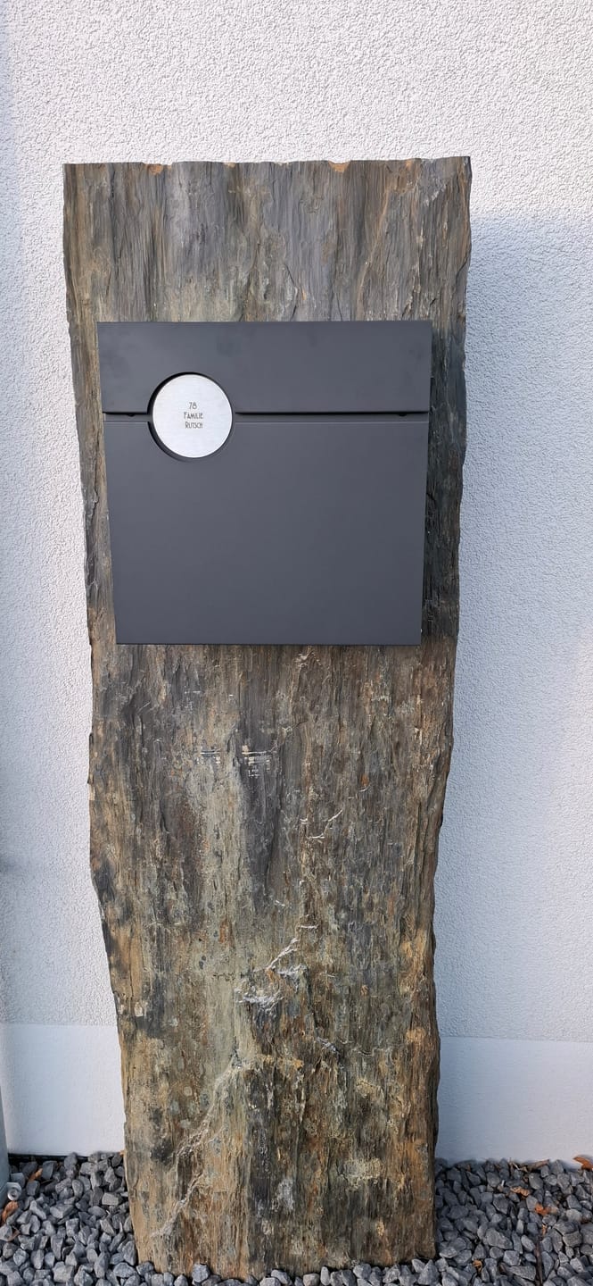 Customer photo review of Briefkasten Letterman 6 rund – Anthrazit (RAL 7016) mit Gratis Gravur & LED-Beleuchtung