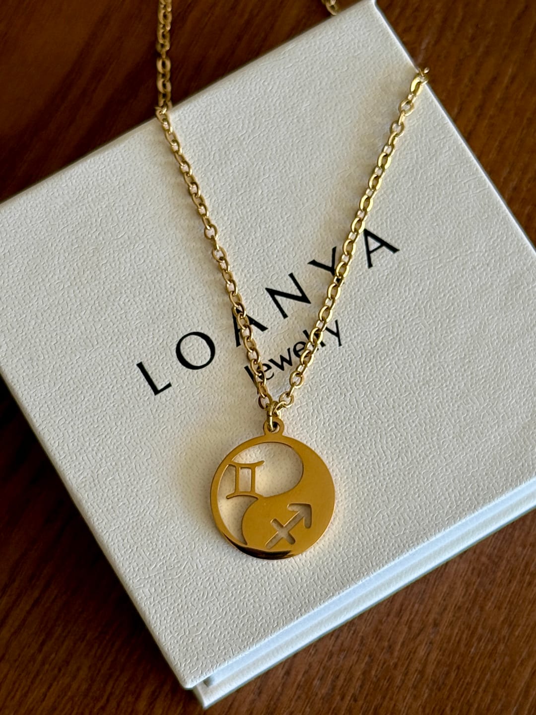 Customer photo review of Collar con Signos del Zodiaco