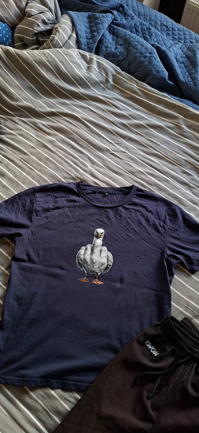 Customer photo review of Mittelfinger Möwe HigherBlanks Premium T-Shirt