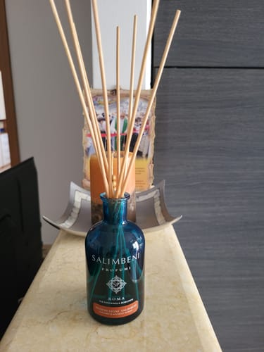 Customer photo review of Diffusore a Bastoncini 100 ml (FRAGRANZA A SCELTA) +  Profumatore Auto Cromo Antichi Legni Salimbeni in PROVA OMAGGIO + 1 Ricarica auto (STESSA FRAGRANZA DIFFUSORE) in PROVA OMAGGIO