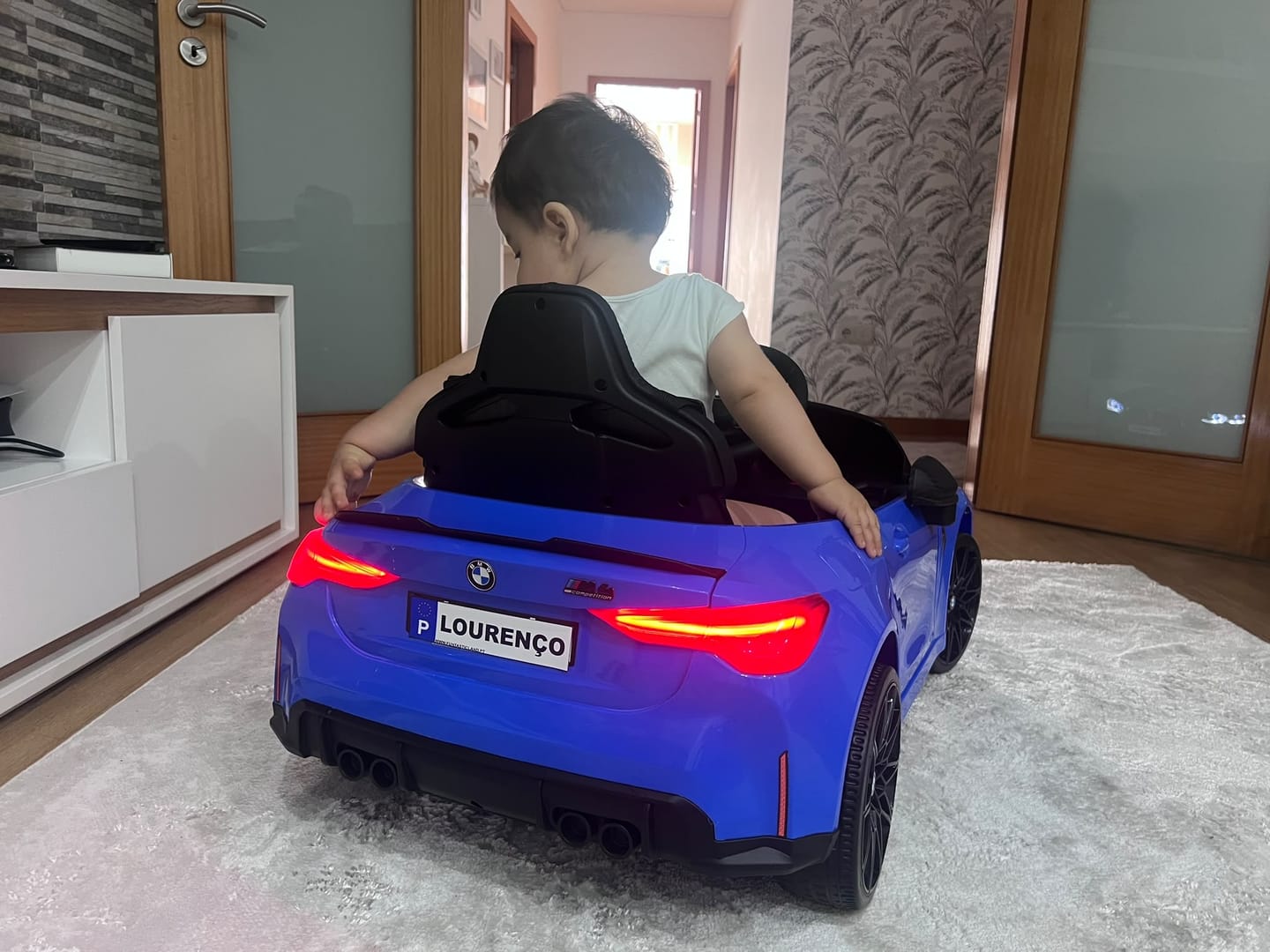 Customer photo review of Carro Elétrico para Criança BMW M4 12v Azul BATERIA DE LITIO c/ RODAS DE BORRACHA & ASSENTO EM PELE