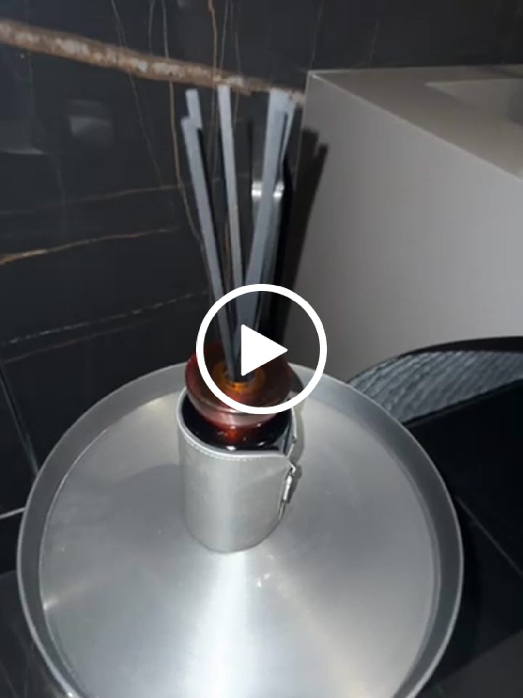 Customer video review of SMOKY SANDALWOOD - Fancy - Wood warmth 200ml [ Sticks Diffuser ] Leather Cover ebarza vipes MS.QN2217