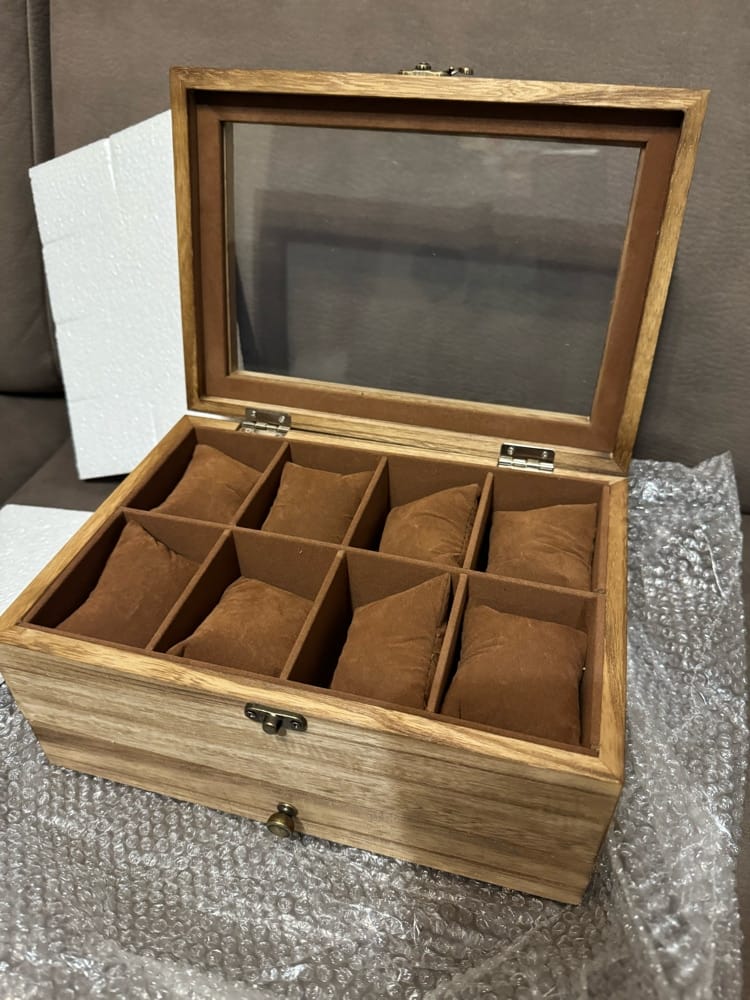 Customer photo review of SONGMICS Cutie de ceasuri din lemn masiv, 8 compartimente si sertar bijuterii, 19x27x13cm, nuc rustic