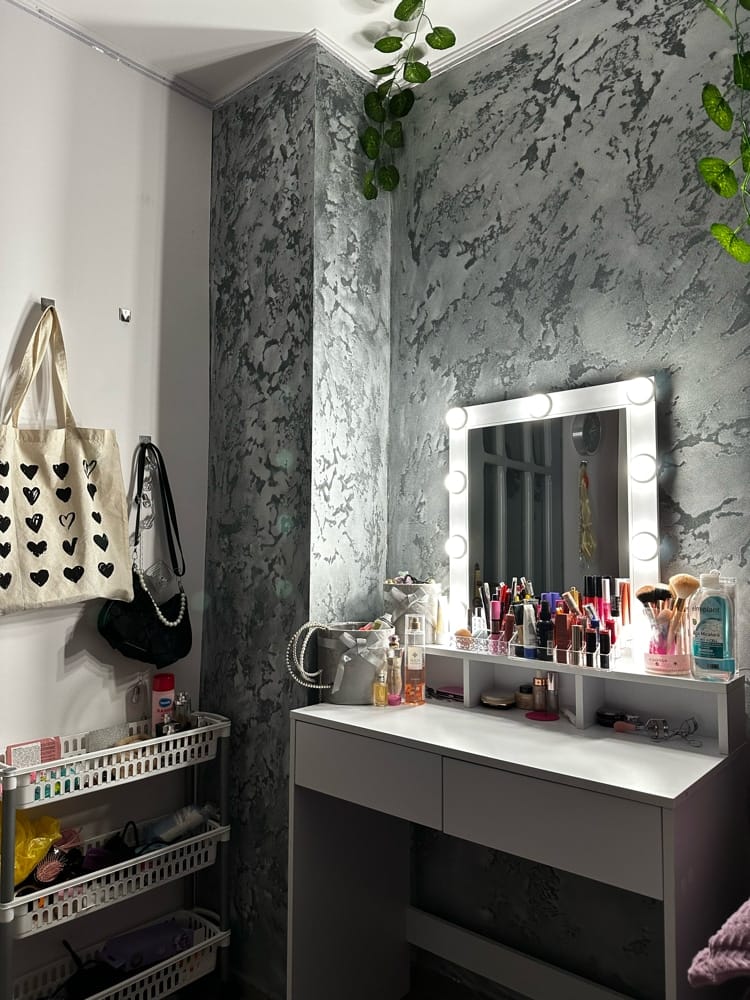 Customer photo review of VASAGLE Masa de toaleta cu oglinda si becuri, cu 2 sertare si 3 compartimente deschise, 40x80x145cm, modern, alb