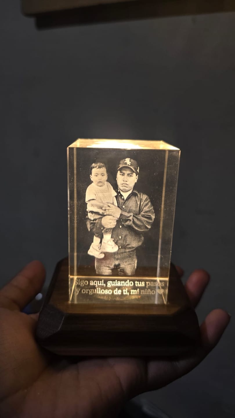 Customer photo review of Cubo de Cristal 3D Personalizado con Foto y Luz LED