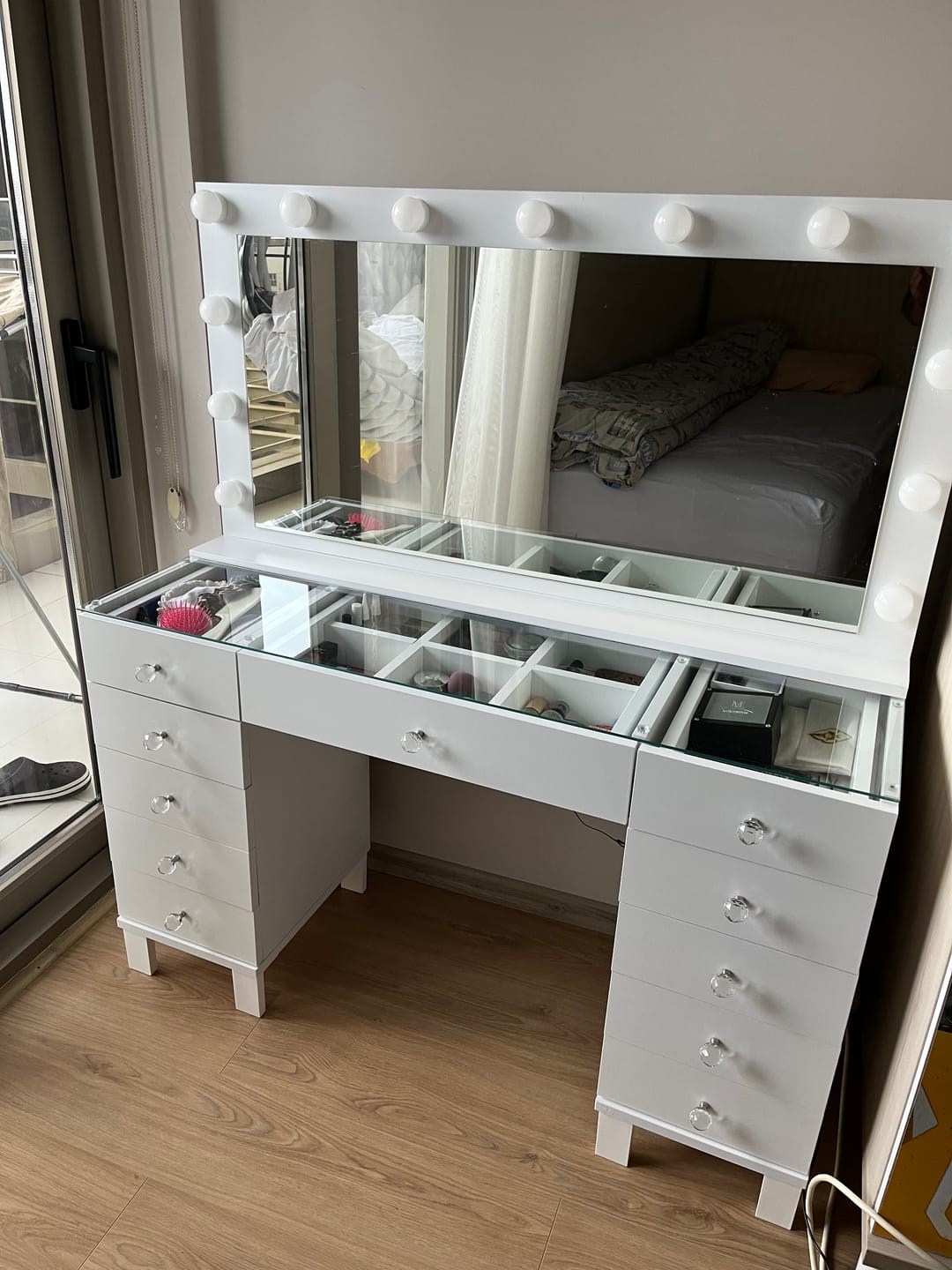 Customer photo review of Rani BJ199 Hollywood Işıklı Aynalı Kulis Makyaj Masası Cam Tablalı 11 Çekmeceli Takı Düzenleyici Günışığı