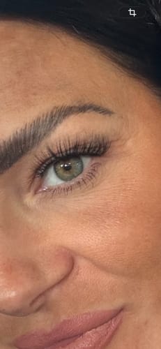Customer's Lash Lover Wimpern angebracht, ein Auge in Nahaufnahme mit langem und natürlich geschwungenem Wimpernaufschlag
