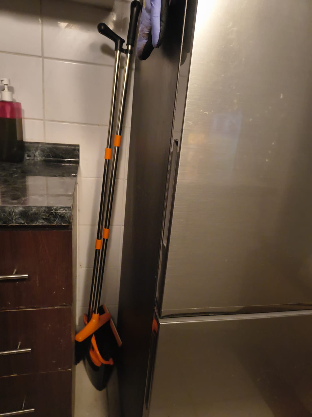 Customer photo review of Juego de Escoba y Recogedor para El Hogar Altura Ajustable Mango de Acero Inoxidable