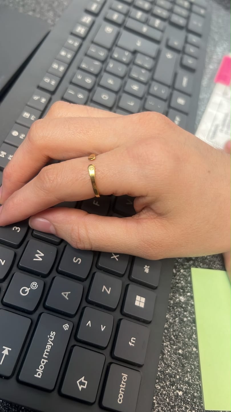 Customer photo review of Anillo Ajustable con Inicial Whisper