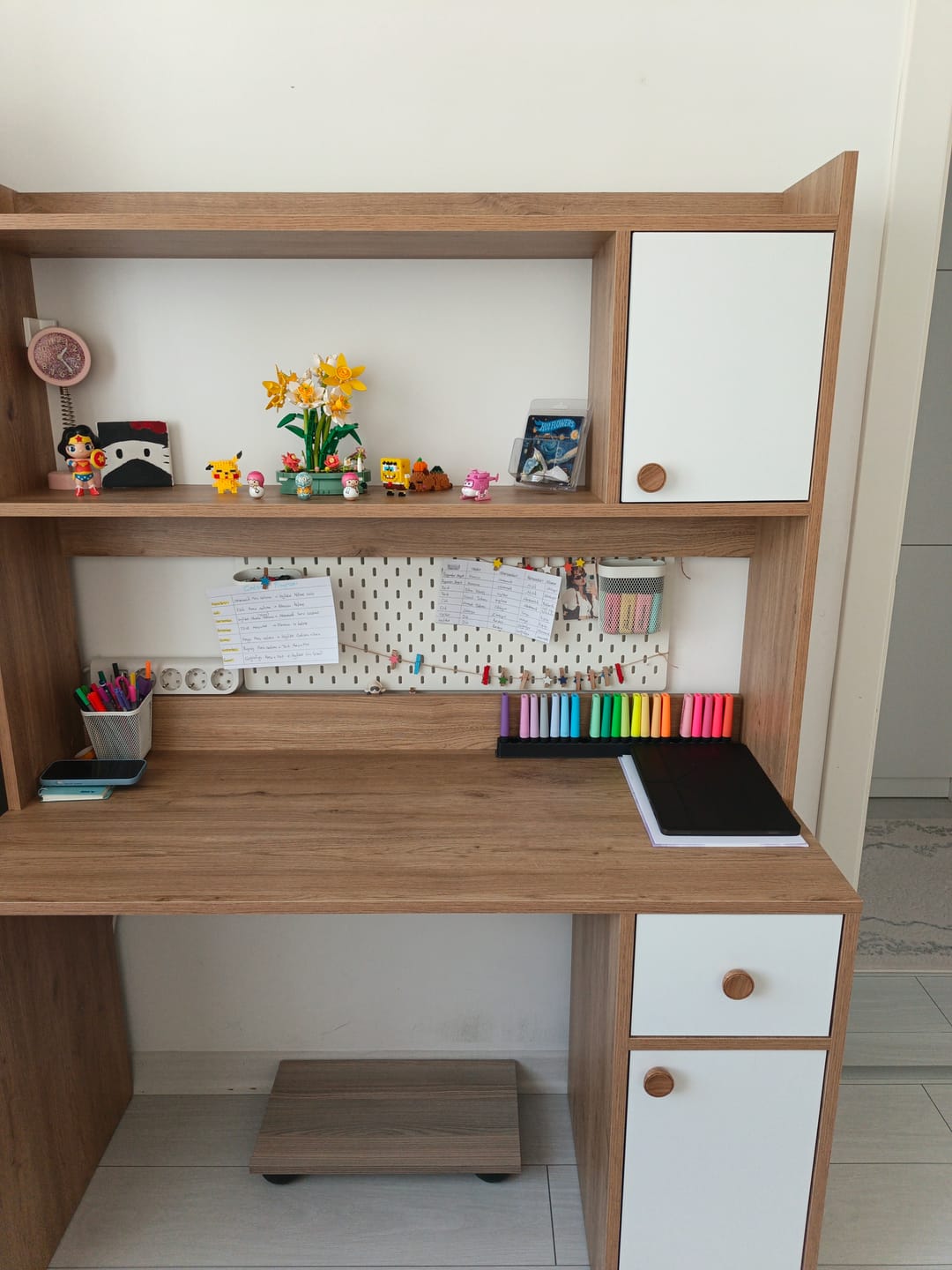 Customer photo review of Rani HA127 Kitaplıklı Raflı 2 Kapaklı 1 Çekmeceli Çalışma Ofis Bilgisayar Masası Sepet Ceviz - Beyaz