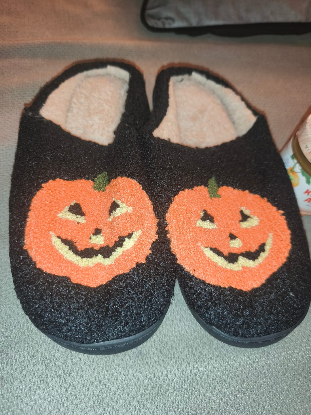 Customer photo review of Halloween Hausschuhe Schwarz mit großem Kürbis Motiv – Flauschige Slipper