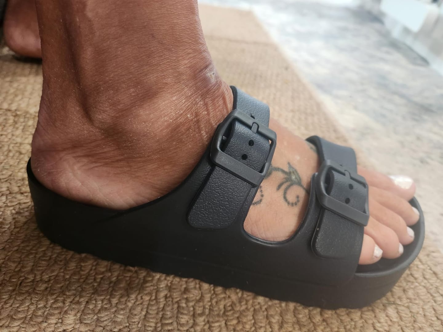 Customer photo review of Snuggi Arch Support Platfrom Sandals