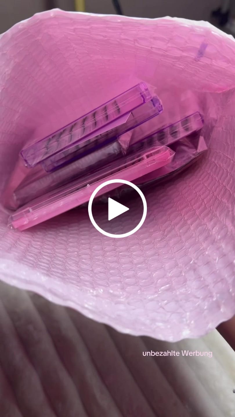 Customer video review of Self Fanning Lash