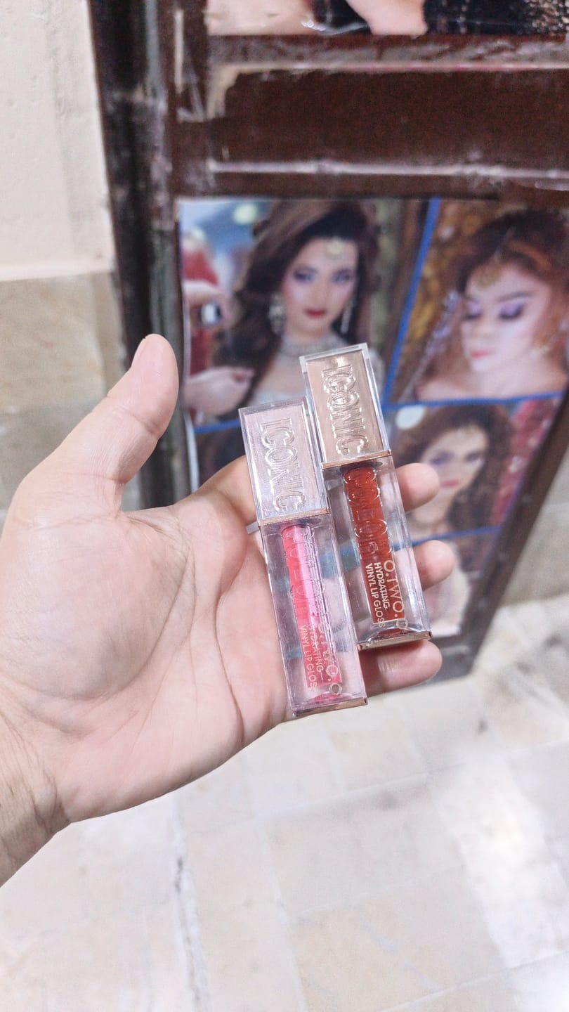 Customer photo review of O.TWO.O HAUTE HYDRATING VINYL LIP GLOSS