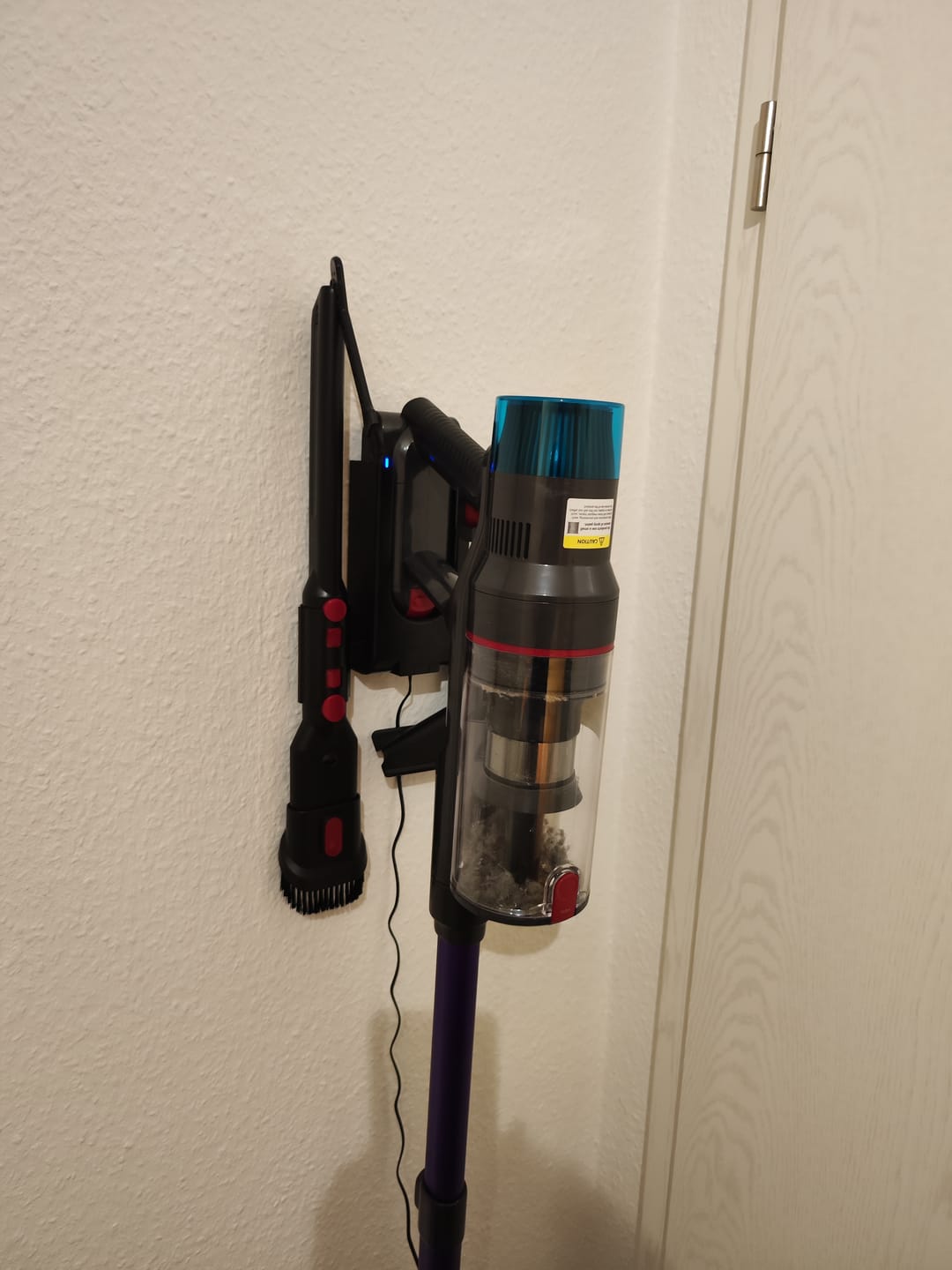 Customer photo review of Ultra-starker Akku-Staubsauger mit automatischer Stauberkennung / Bis zu 60 Minuten Laufzeit / Beutelloser Staubsauger für Teppiche, Hartböden & Tierhaare
