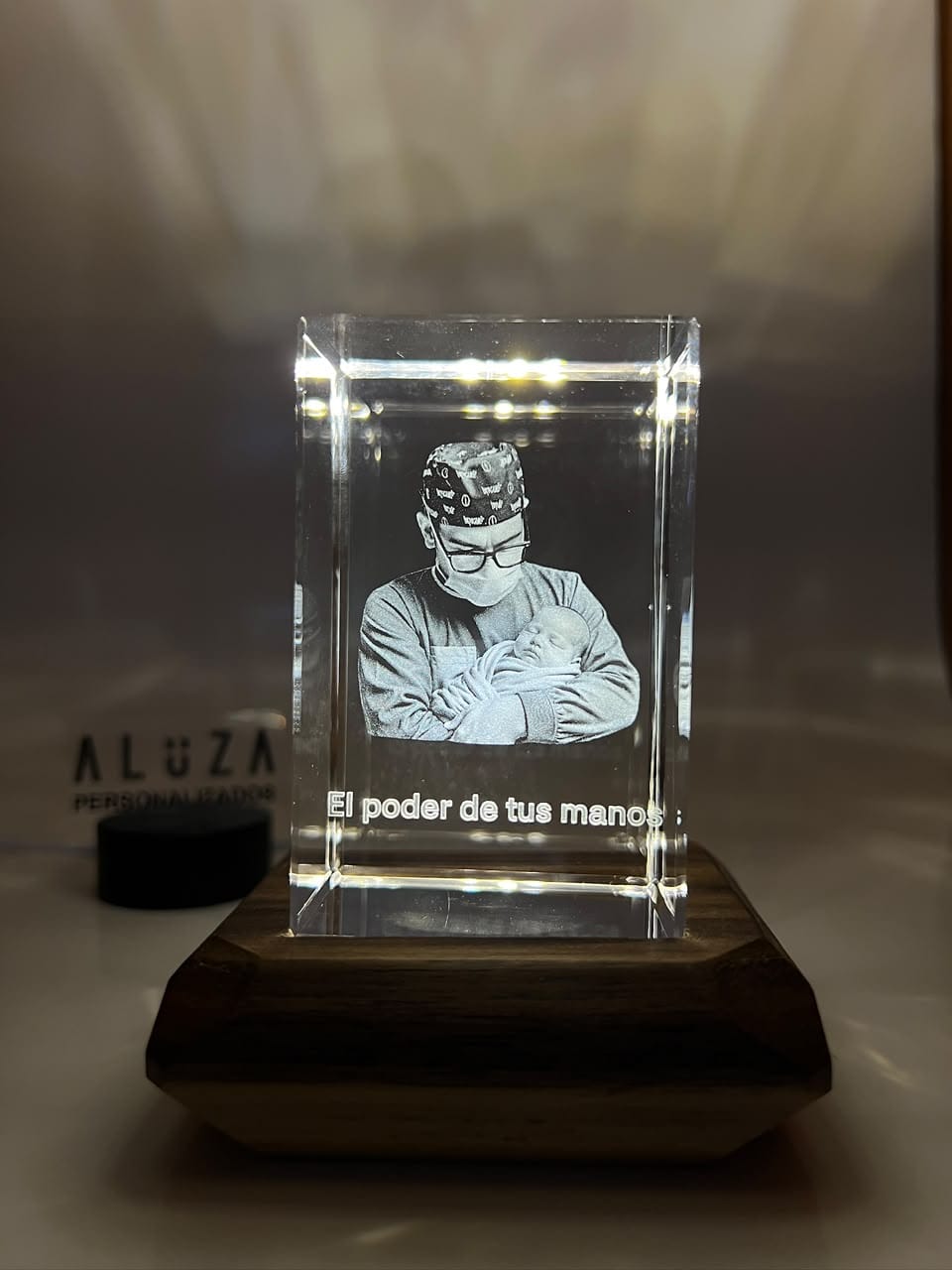 Customer photo review of Cubo de Cristal 3D Personalizado con Foto y Luz LED