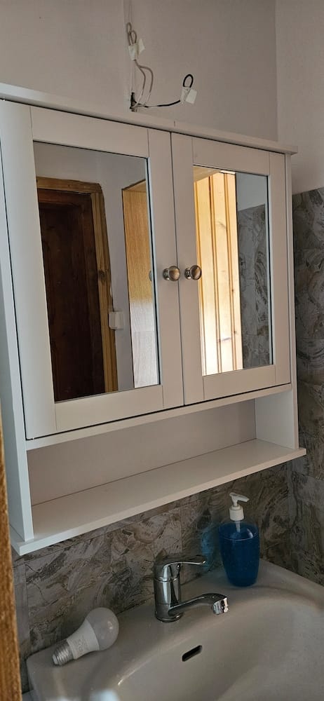 Customer photo review of VASAGLE Dulap de baie de perete cu oglinda, 2 usi, compartiment deschis, rafturi reglabile, 13x56x58cm, alb