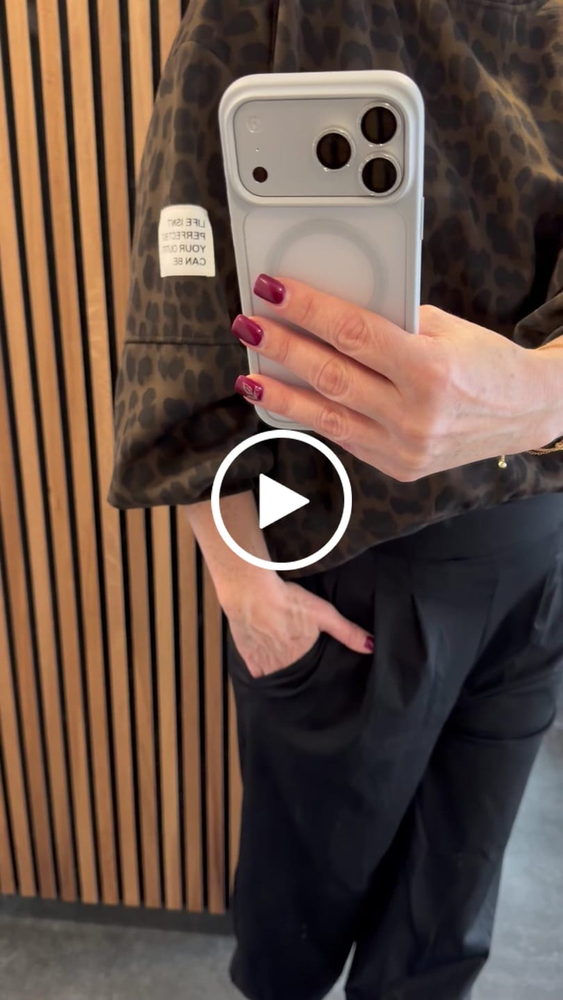 Customer video review of Butterstoff Sweater mit Patch am Ärmel dark chocolate LEO schwarz/taupe