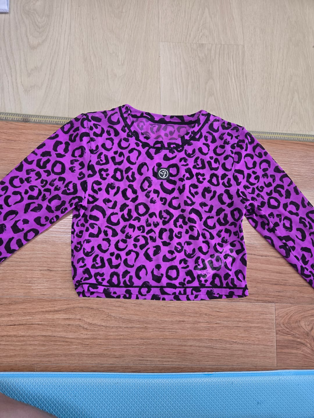 Customer photo review of Ultrabright Long Sleeve Mesh Crop Top - Cheetah