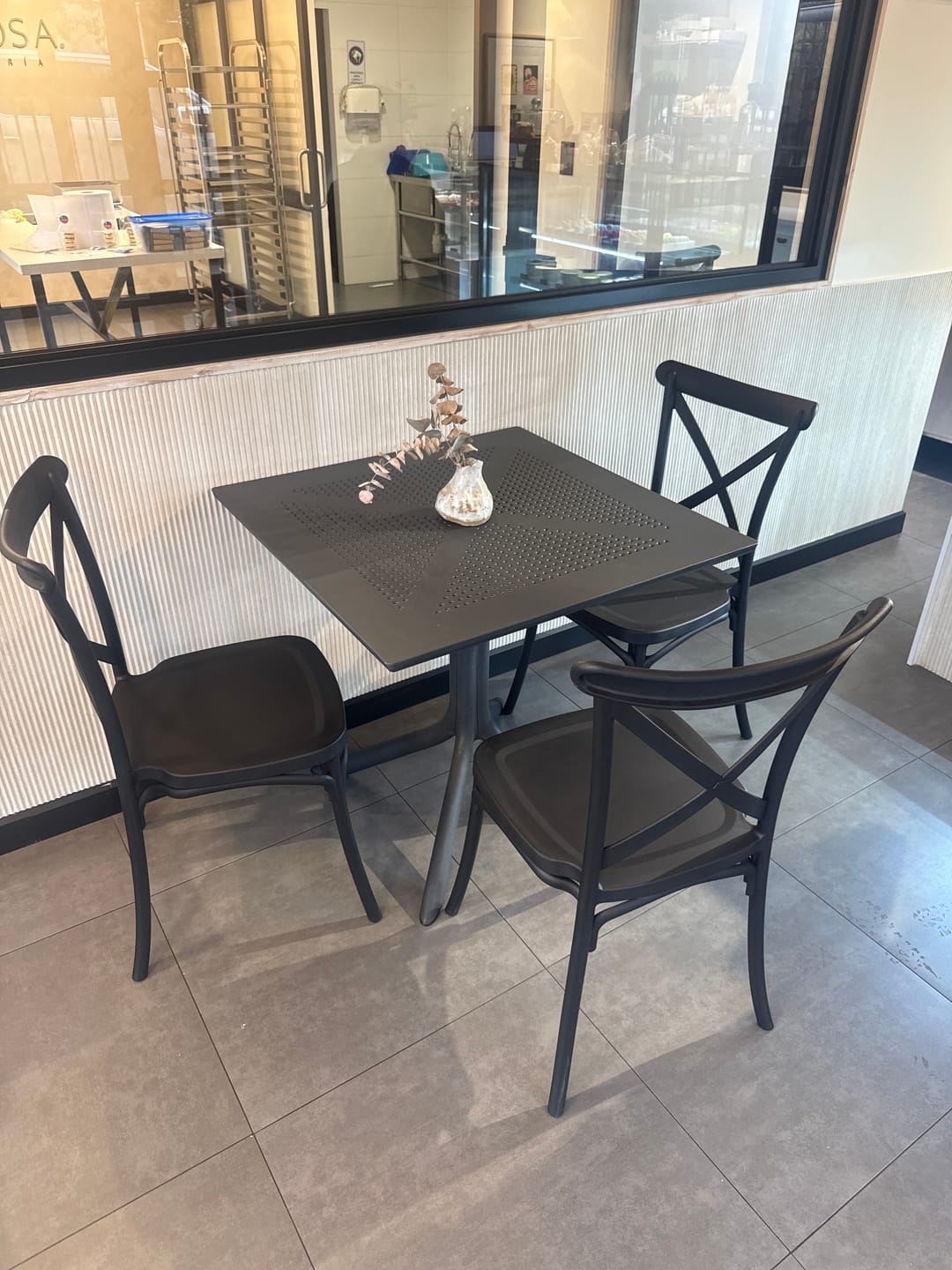 Customer photo review of Pack de 4 Sillas Crossback Danubio Polipropileno de Comedor o Terraza Exterior - Negra