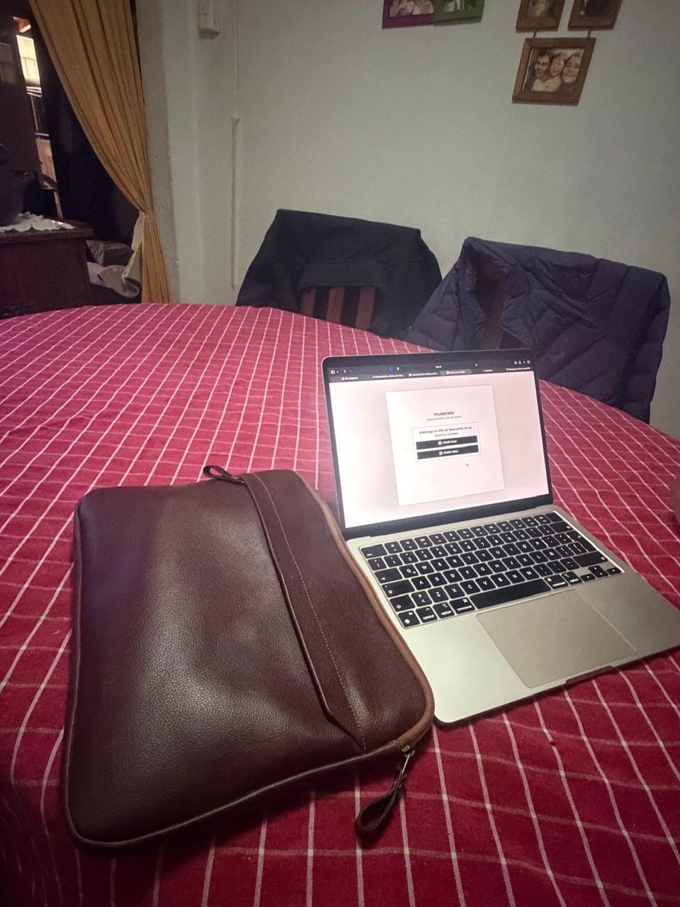 Customer photo review of Funda Notebook Zagreb Castaño