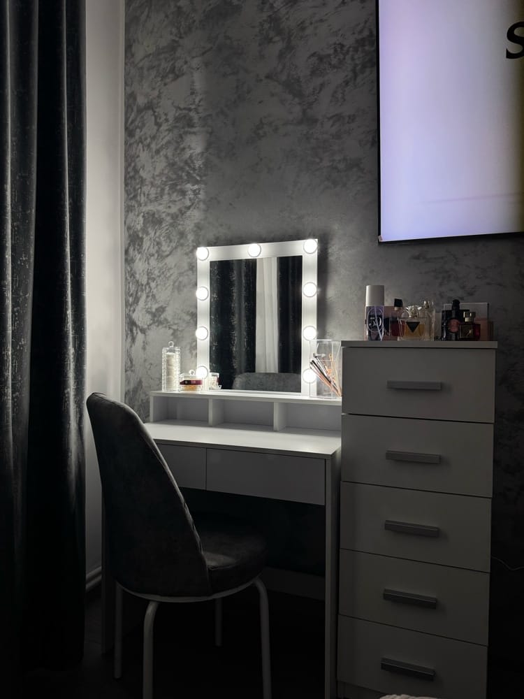 Customer photo review of VASAGLE Masa de toaleta cu oglinda si becuri, cu 2 sertare si 3 compartimente deschise, 40x80x145cm, modern, alb