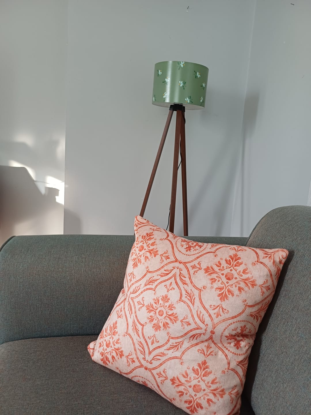 Customer photo review of Yeşil Papatya Silindir Başlık Ahşap Üç Ayaklı Lambader