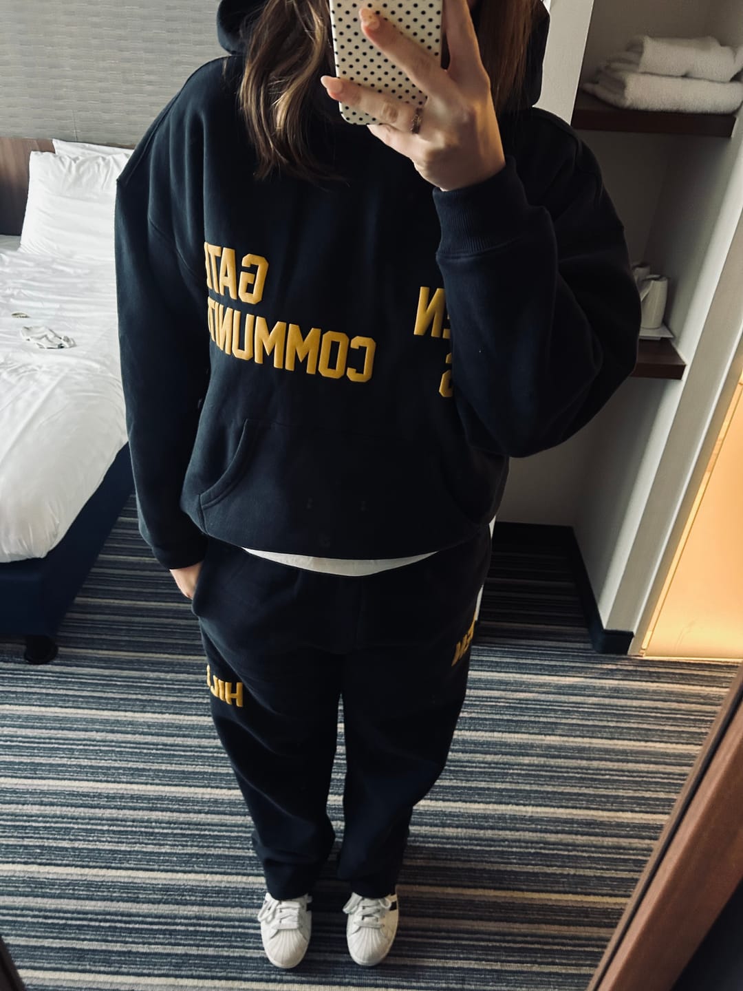 Avis client avec photo sur le sweat à capuche GATED COMMUNITY AMBER/NAVY