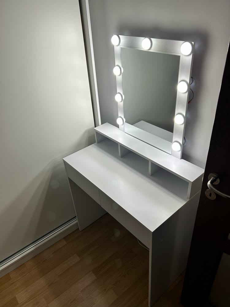 Customer photo review of VASAGLE Masa de toaleta cu oglinda si becuri, cu 2 sertare si 3 compartimente deschise, 40x80x145cm, modern, alb