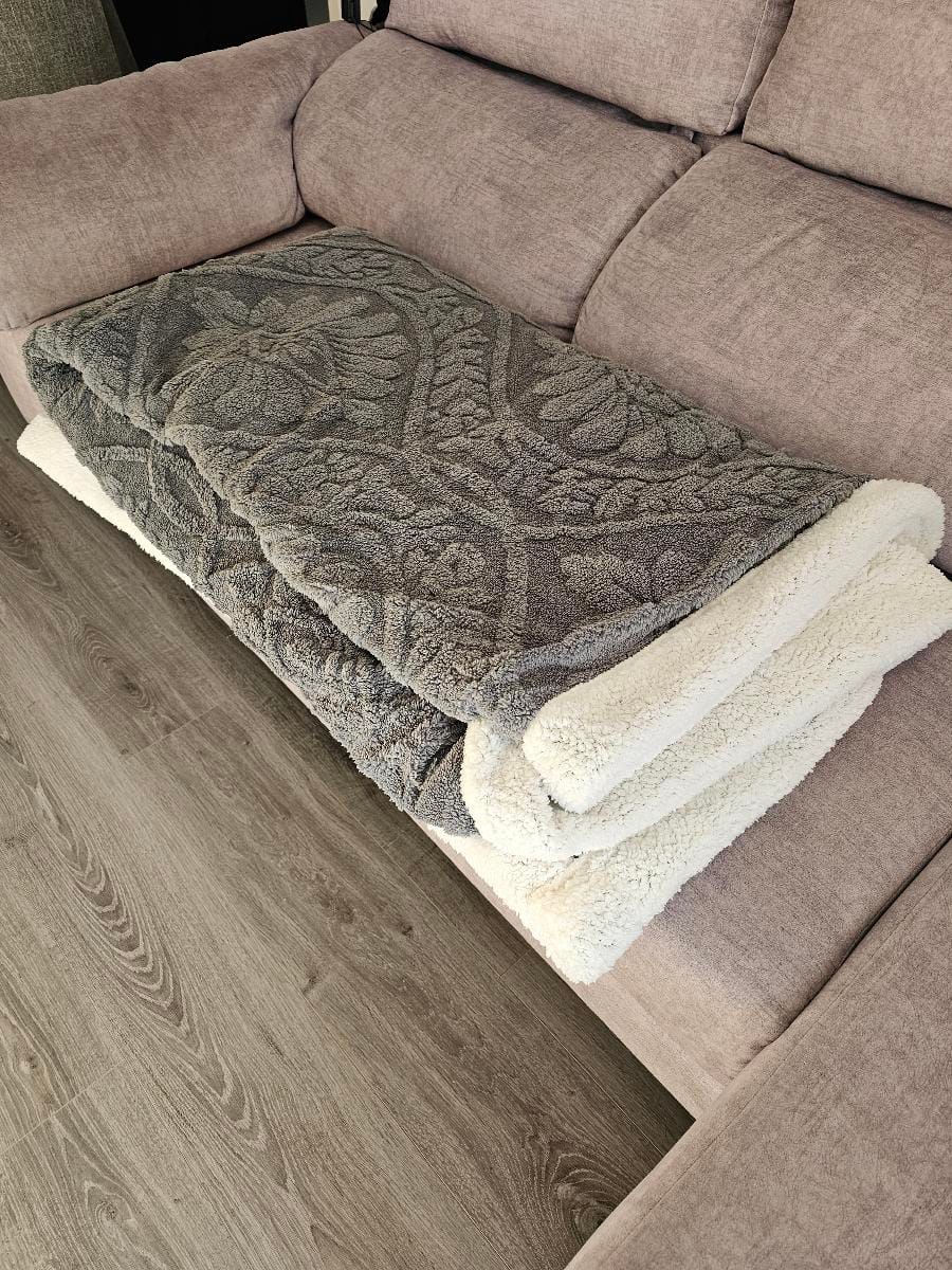Customer photo review of Elegant Leaf Sherpa Blanket