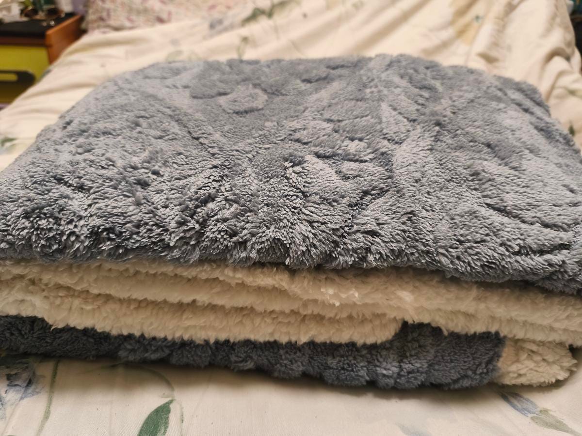 Customer photo review of Elegant Leaf Sherpa Blanket