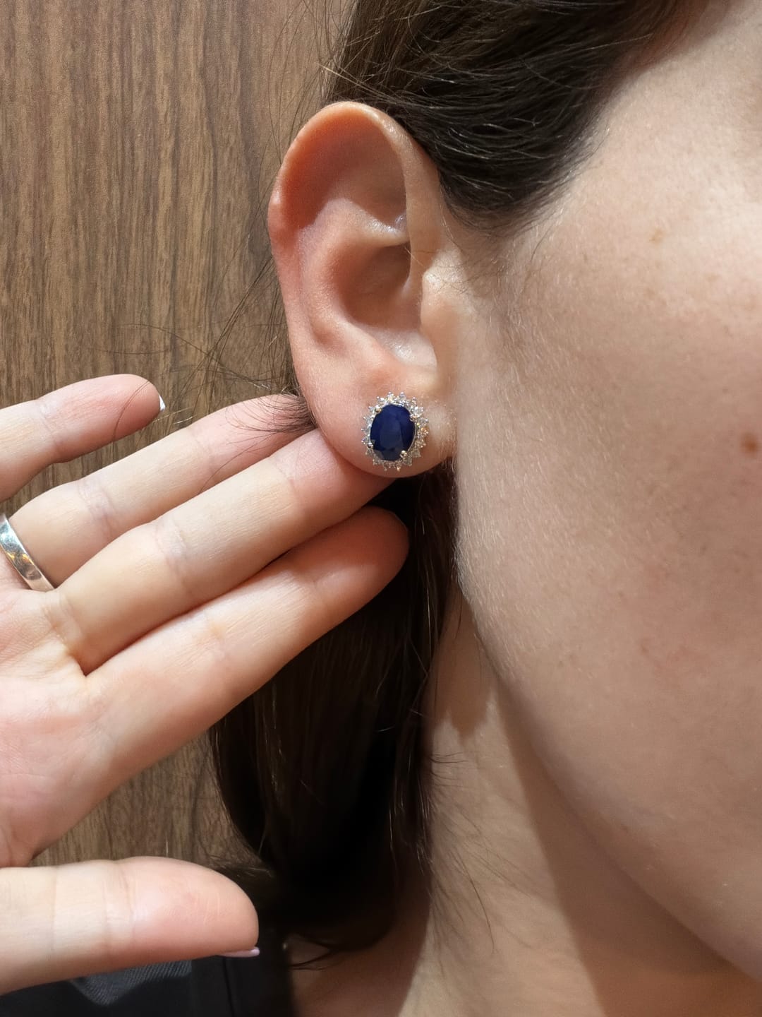 Customer photo review of Par Arete Zafiro Corte Ovalo Con Halo De Diamantes 5 CTTW