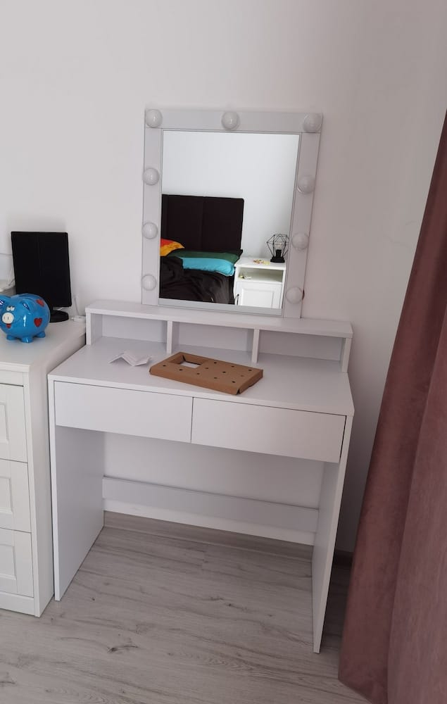 Customer photo review of VASAGLE Masa de toaleta cu oglinda si becuri, cu 2 sertare si 3 compartimente deschise, 40x80x145cm, modern, alb