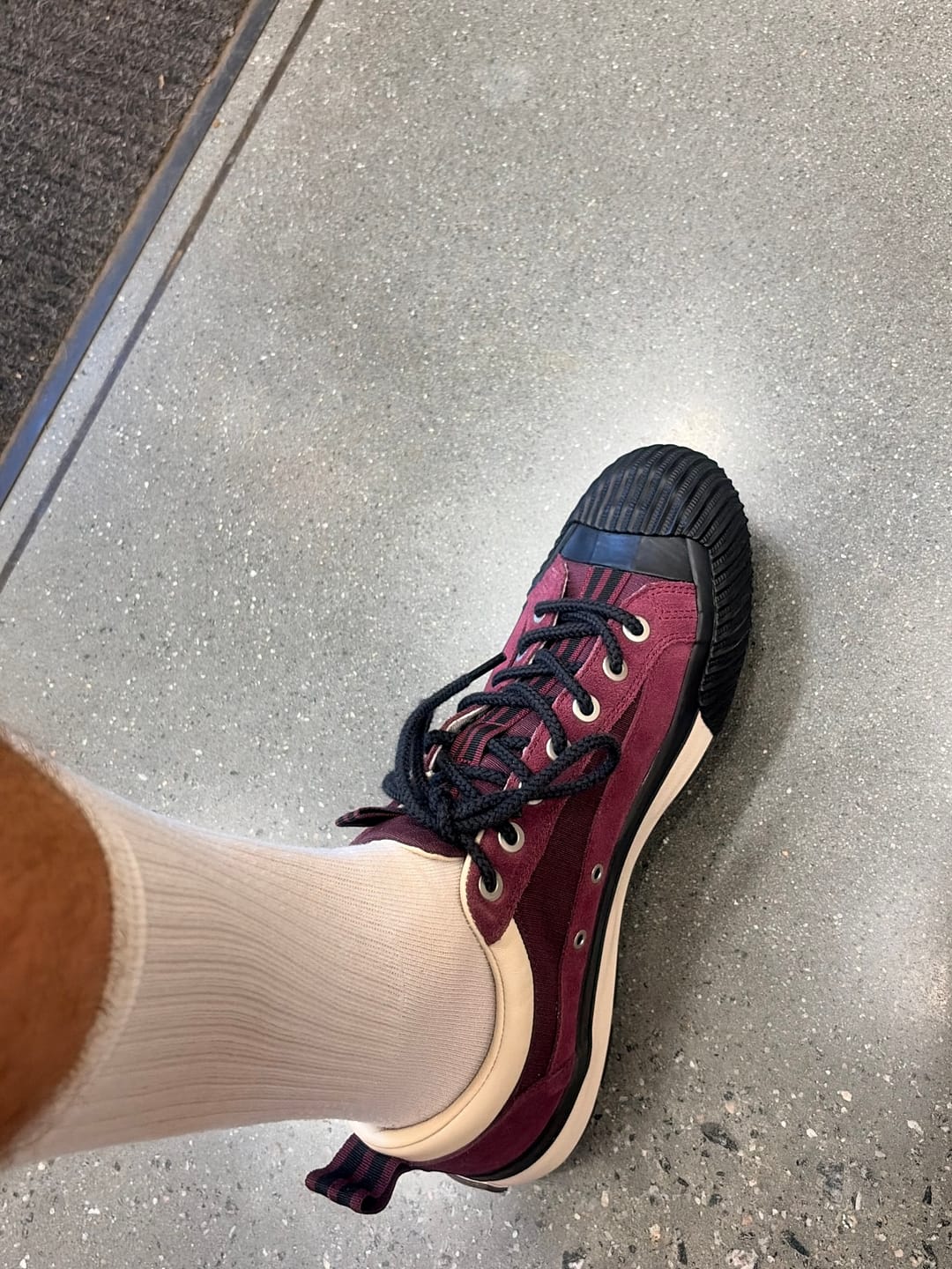 Customer photo review of Grounder Hiker Low-Top Burgundy/Black