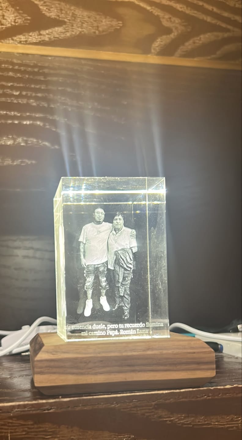 Customer photo review of Cubo de Cristal 3D Personalizado con Foto y Luz LED
