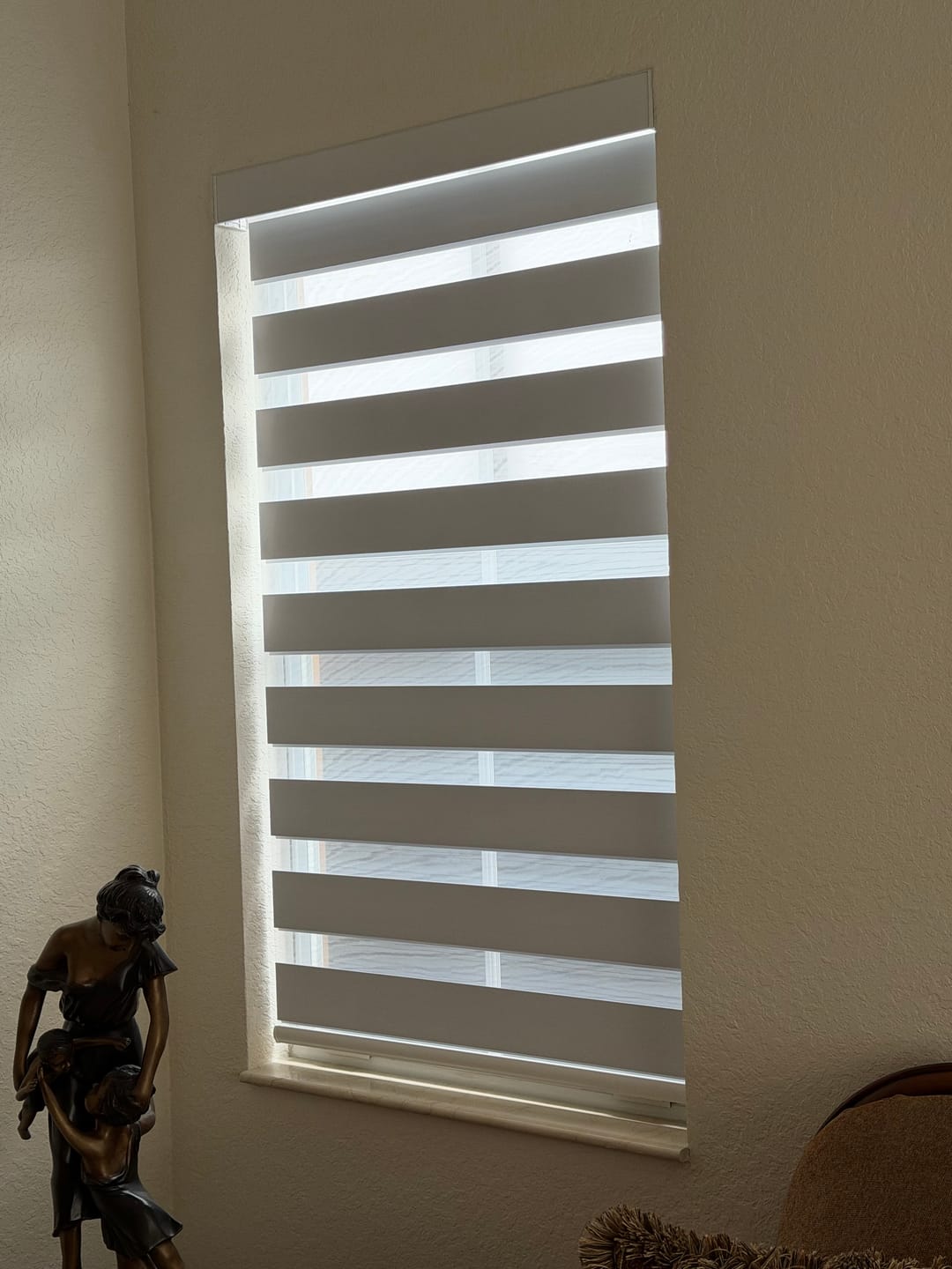Customer photo review of SmartWings Motorized Zebra Shades 100% Blackout 95mm Chloris