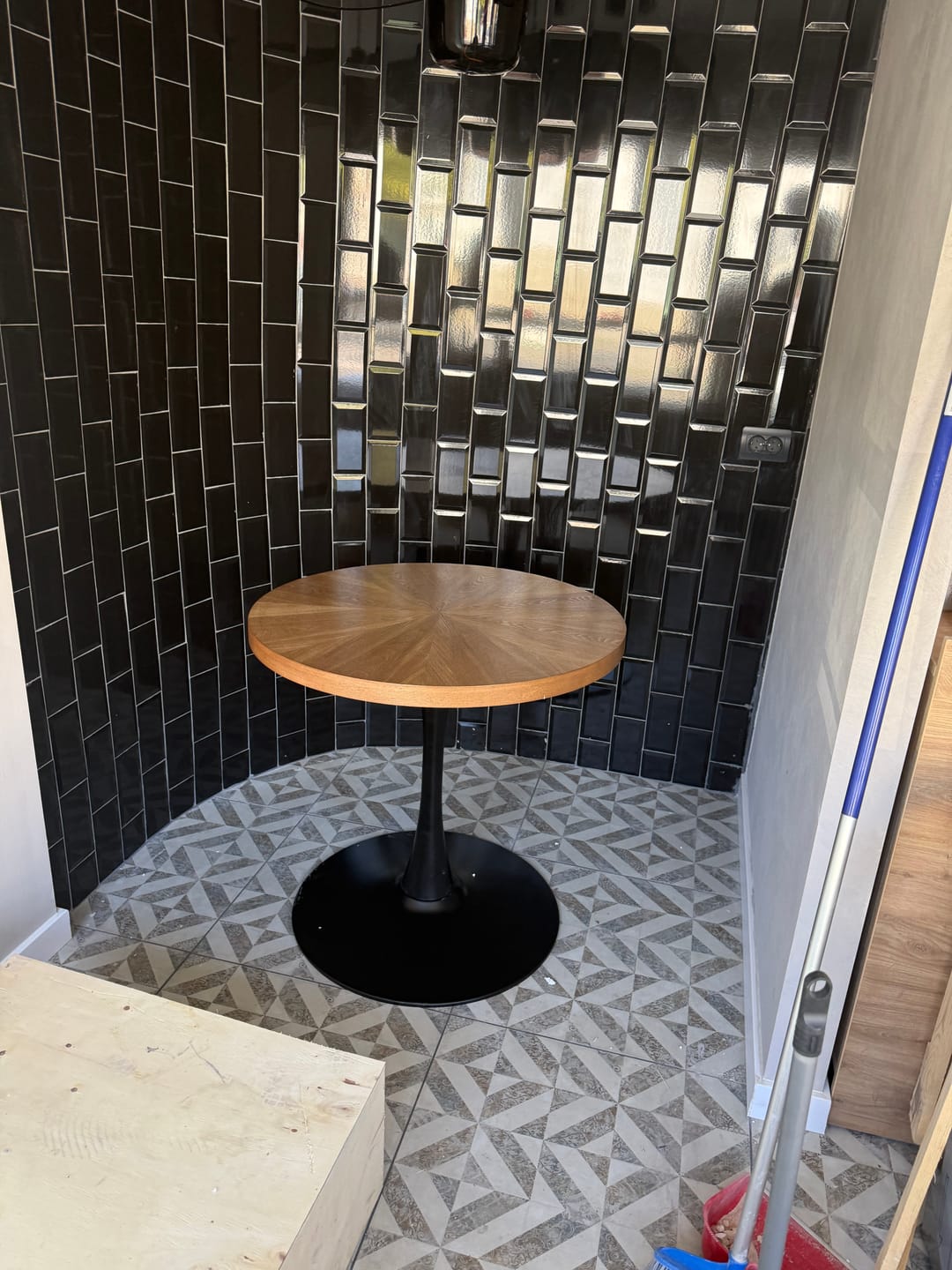 Customer photo review of Masa rotunda lemn bucatarie AMADEO, nuc/negru, 80x80x76 cm