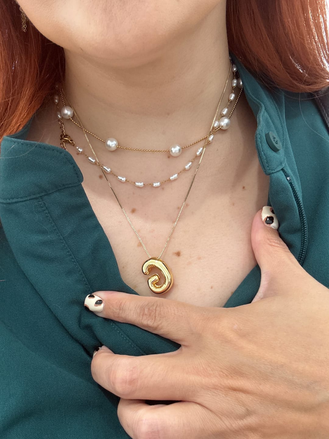 Customer photo review of Collar Inicial Bubble Plateado