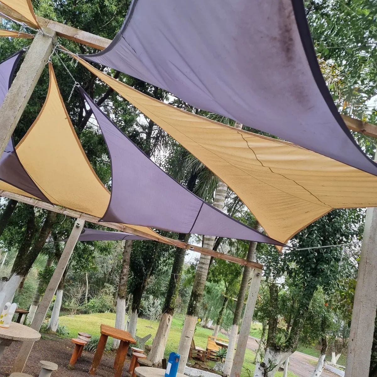Customer photo review of Toldo Triangular Impermeável Anti-UV para Áreas Externas