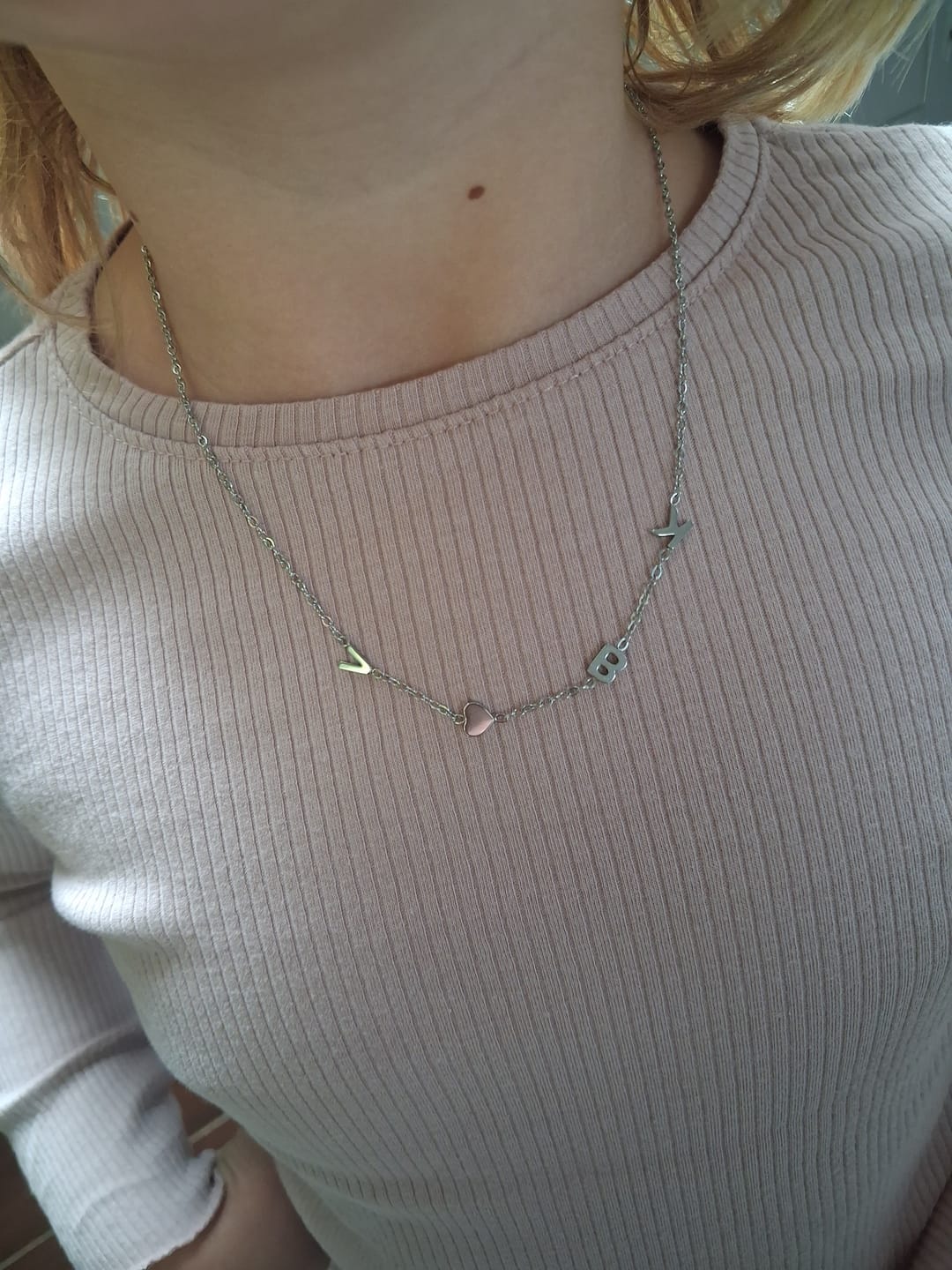 Customer photo review of Personalizovaný náhrdelník s ležatým iniciálem