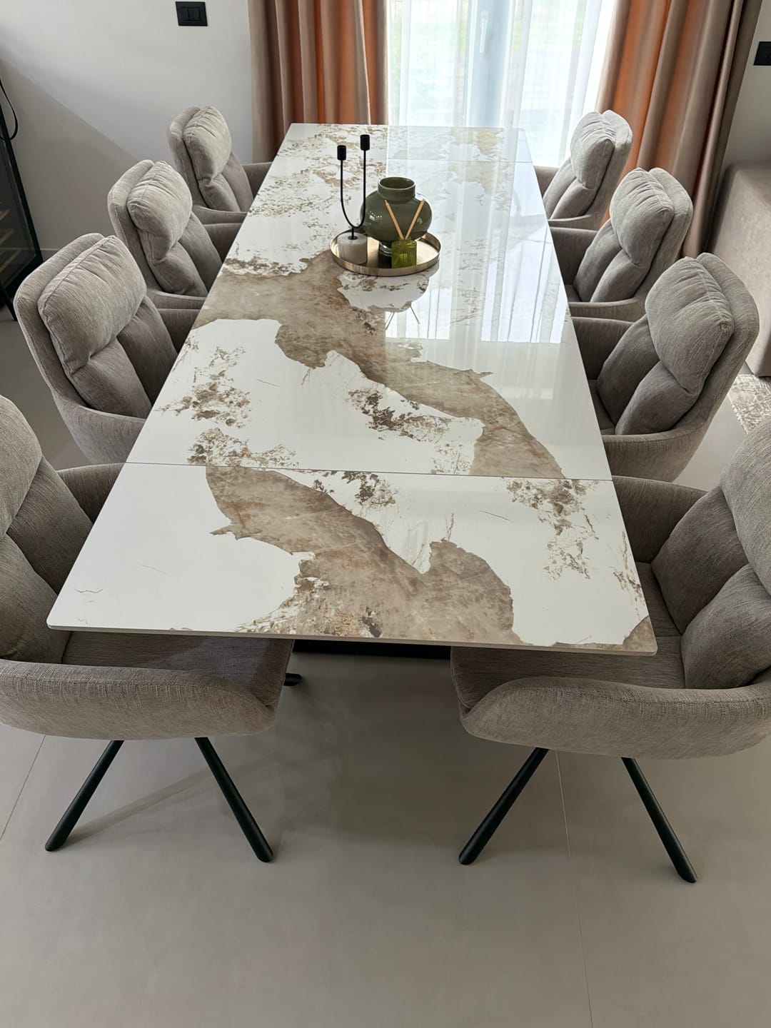 Customer photo review of Masa living 10 persoane HILARIO, bej/negru, piatra sinterizata/metal, 180/260x90x75 cm