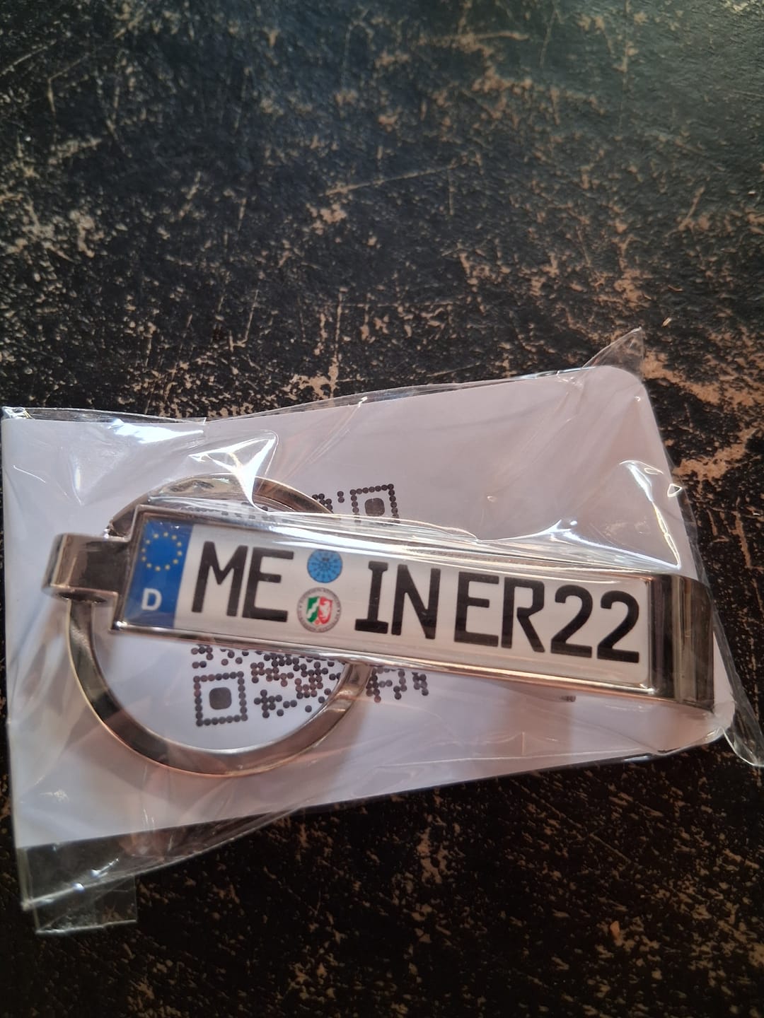 Customer photo review of Kennzeichen Schlüsselanhänger mit Flaschenöffner – Mini Nummernschild Metall