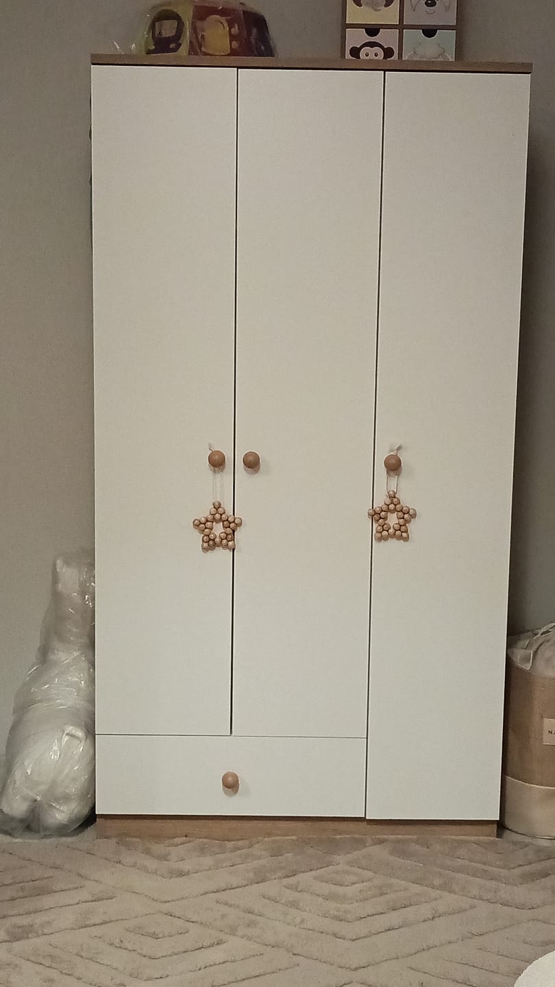 Customer photo review of Rani BA117 Gardırop Elbise Dolabı 3 Kapaklı 1 Çekmeceli 6 Raflı 1 Askılı Sepet Ceviz - Beyaz