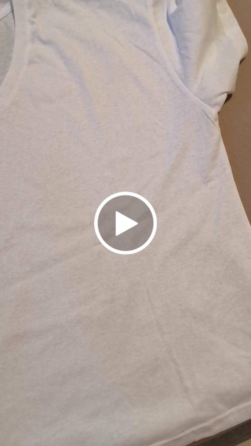 Customer video review of חולצת וי אוברסייז סטפני לבנה