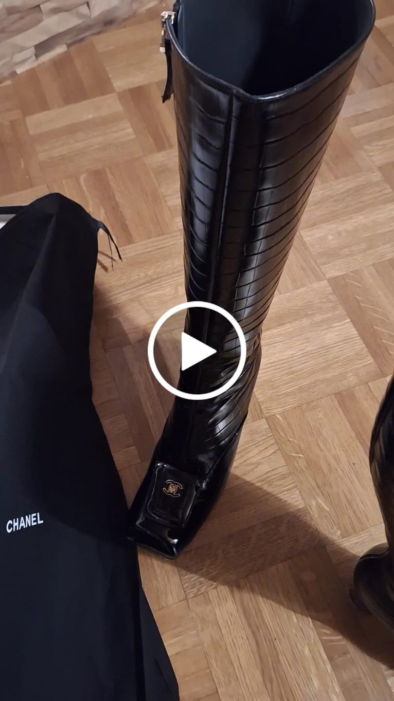 Customer video review of CC 26 Crocodile-embossed High Boot Black Patent Leather 593111